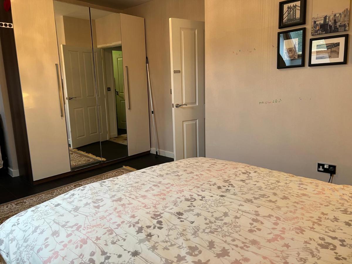 Sheffield City Centre , Free Wifi & Parking - Private Room - Shared House Buitenkant foto