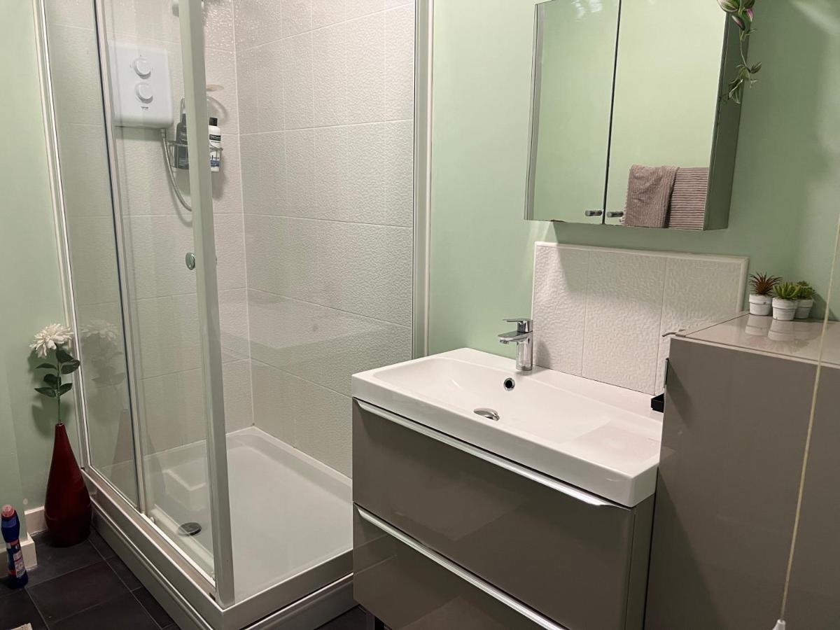 Sheffield City Centre , Free Wifi & Parking - Private Room - Shared House Buitenkant foto