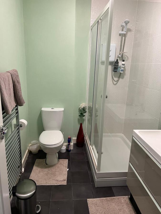 Sheffield City Centre , Free Wifi & Parking - Private Room - Shared House Buitenkant foto